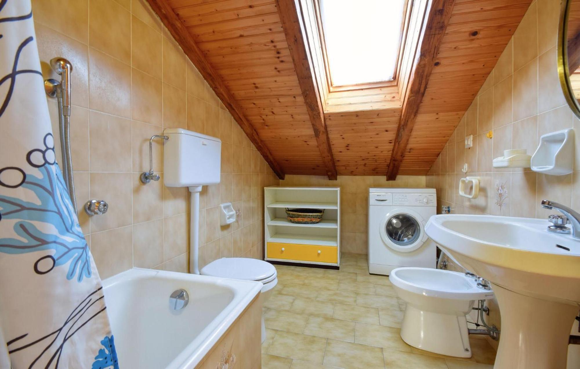 2 Bedroom Stunning Apartment In Moneglia Kültér fotó