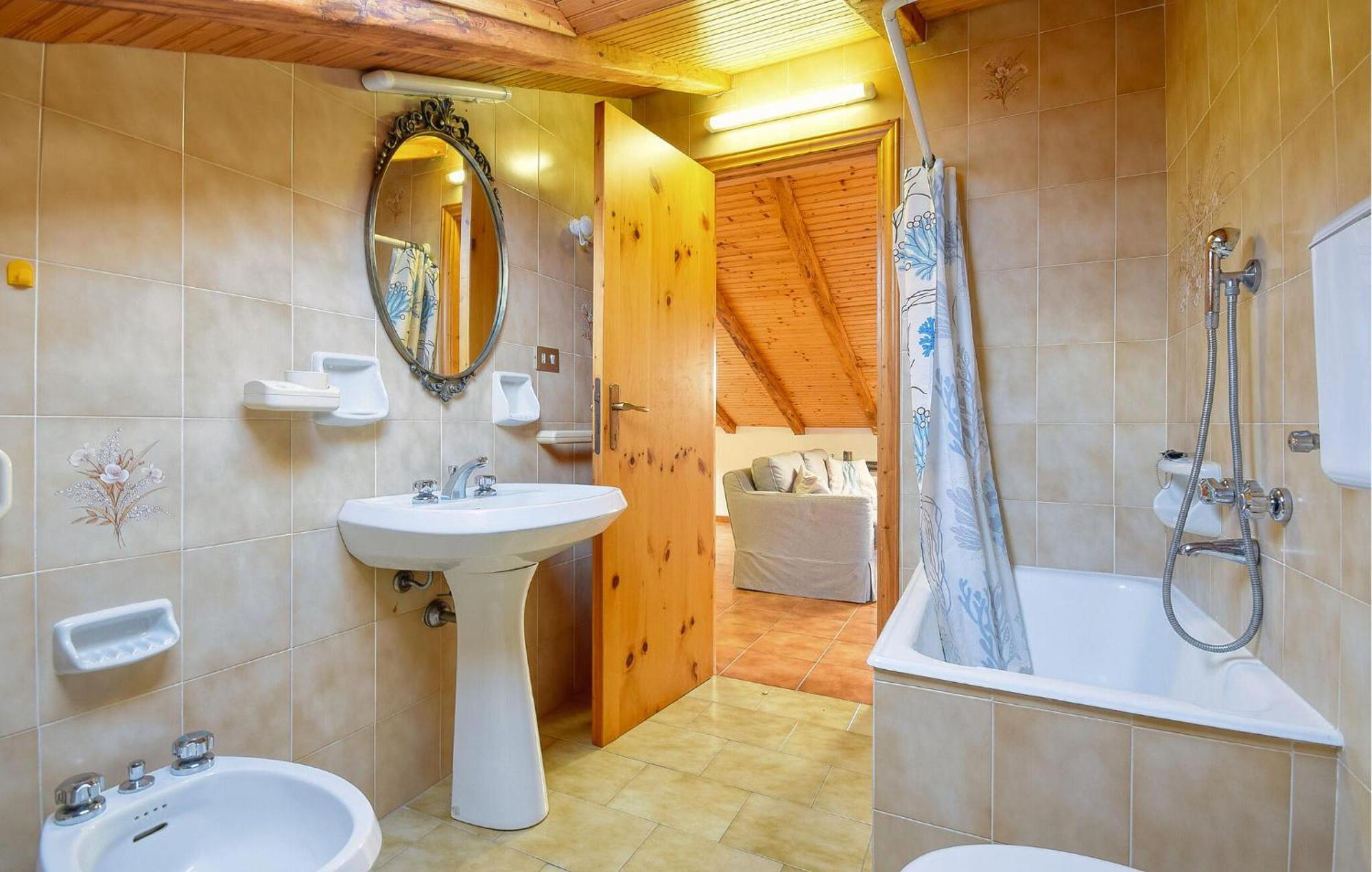 2 Bedroom Stunning Apartment In Moneglia Kültér fotó